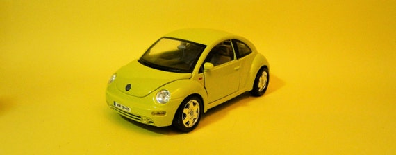 Burago volkswagen new beetle 1998 hotsell gold collection
