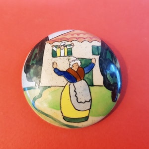 Broche,bijoux,ceramique,loza,bombée,peint,fait,principal,Personnages,traditionnel,Quimper,Bretagne France,signé,Henriot,50 mm