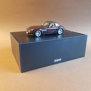 1:43,BMW,Z8,Hard Top,Minichamps,bordeau,marron,foncé,emballage d'origine,concéssionnaire,dealer Collection, coffret,surboite carton