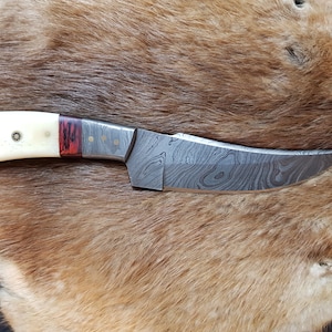 Couteau,poignard,lame,acier,Damas,manche,corne,bois,oeillet pour cordeau,fourreau à porter,cuir,24,5Cm,270Gr,fait main