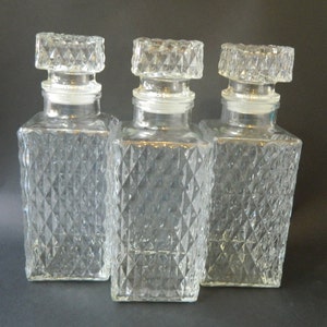 Carafe,flacon,spiritueux,whisky,alcool,verre,moulée,decor relief quadrillé,carré,facettes,bouchon,hermetique 240x85x85mm
