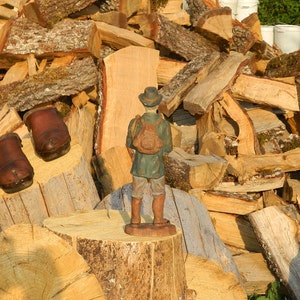 Statue sculpture Le Montagnard des Alpes réalisé en parastone immitation bois polychrome. Marque SIC, signé image 4
