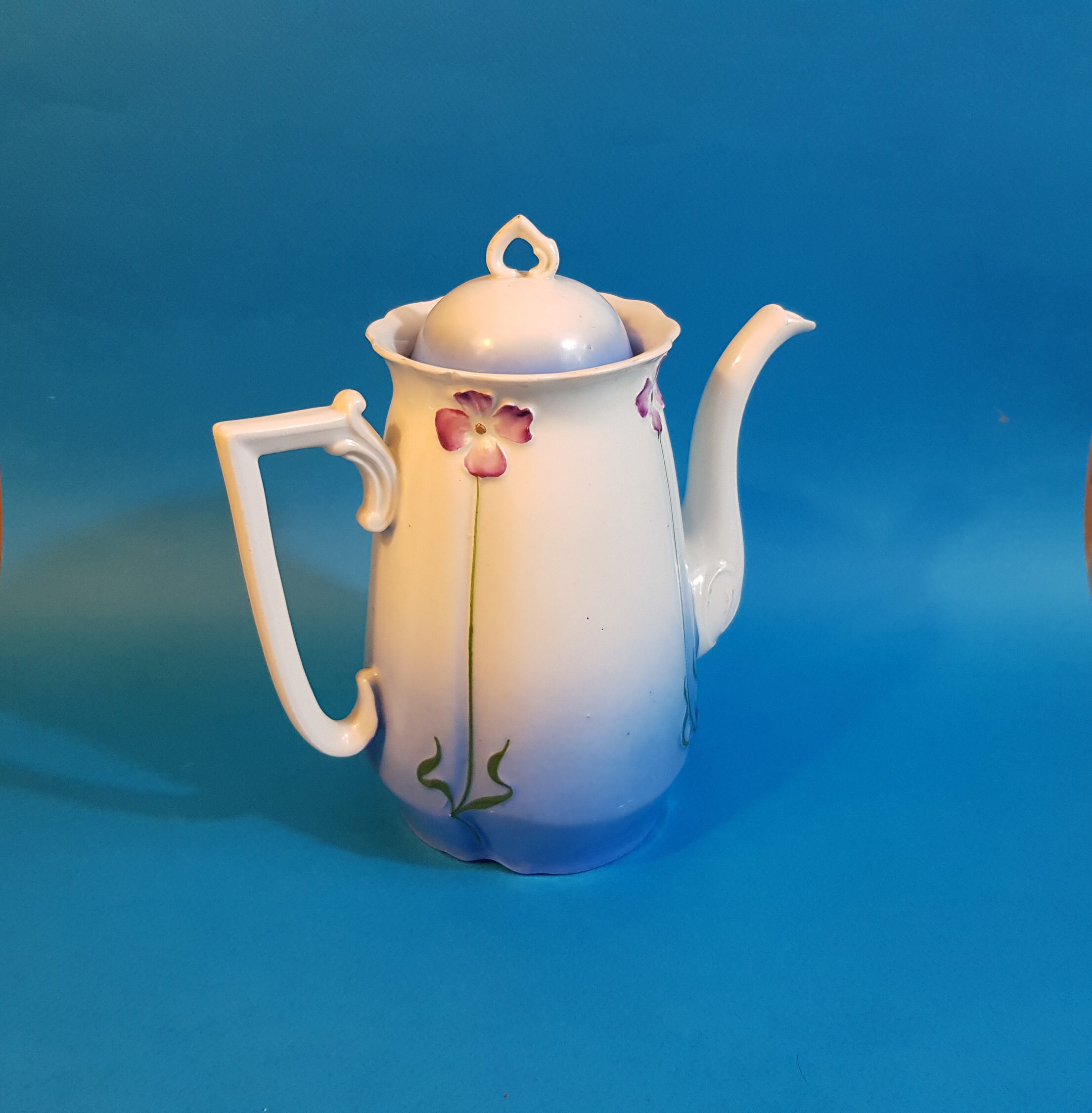 Théiére,Cafetiére,porcelaine,anse,becverseur,couvercle,arrondi,decor fleurs,220x210mm poids 750gr