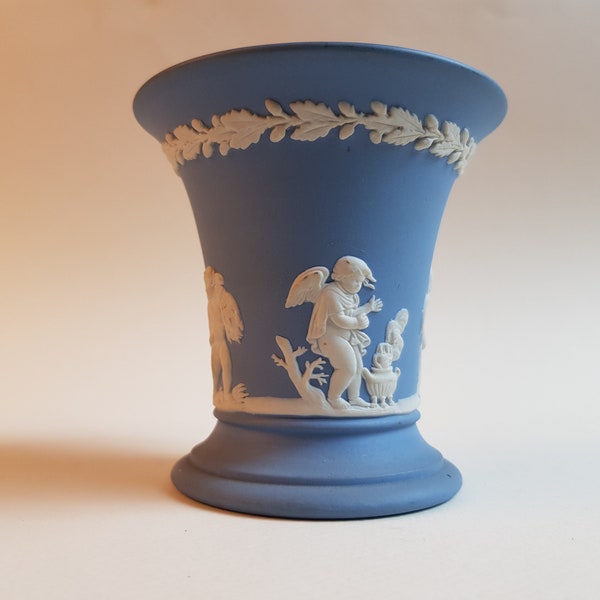 Wedgwood,vase,pique fleur,Céramique,barbotine,biscuit,Mythologie,scéne,anges,démons,frise,England,numéroté,8.5x8.5Cm