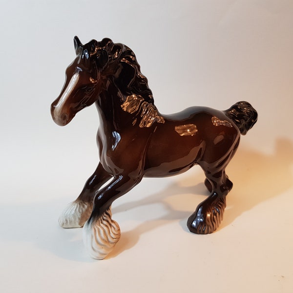 Beswick England sculpture cheval Shire Horse en faience brillante couleur chataigne moucheté pattes blanches 22x20x7Cm / 600Gr trés bon état