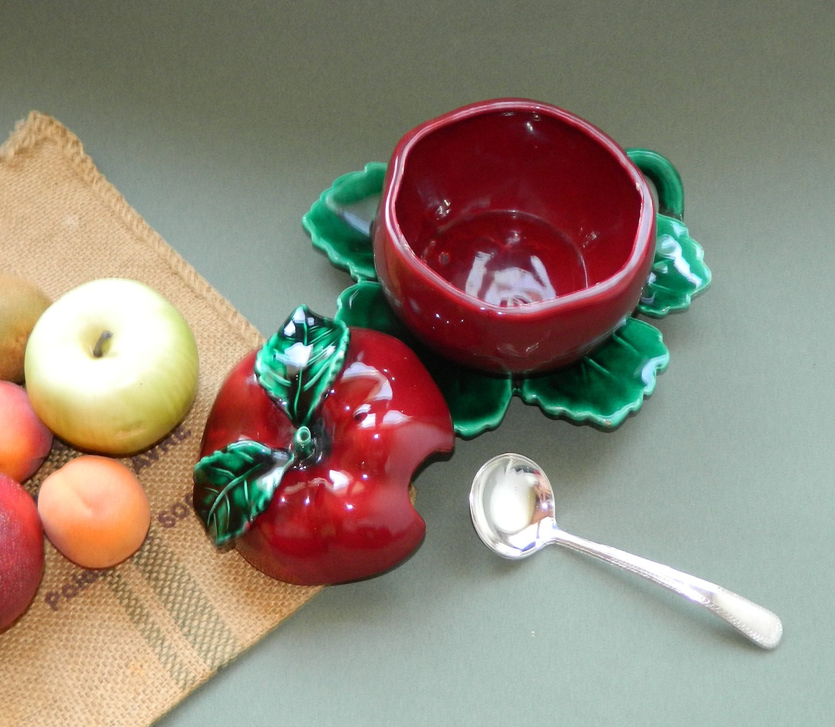 ensemble, trois, 3, piéces, confiturier, forme, pomme, avec une, feuille, de, vigne, vallauris, en, faience, et une, cuillere, couleur, argenté