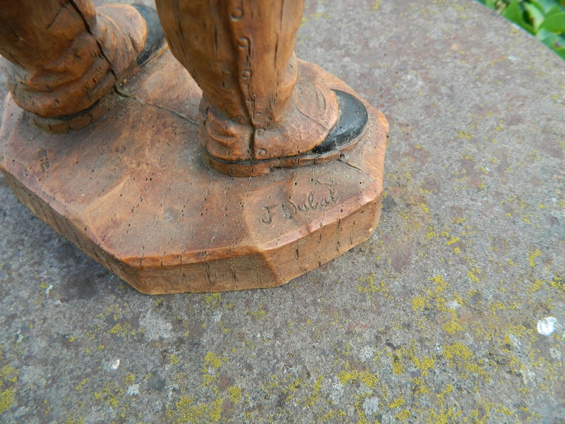 Statue sculpture Le Montagnard des Alpes réalisé en parastone immitation bois polychrome. Marque SIC, signé image 7