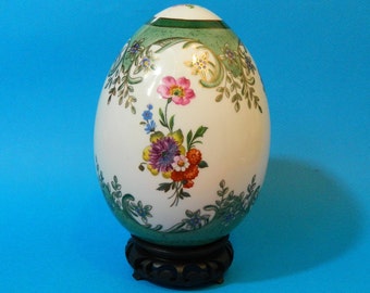 Trés,grand,oeuf,creux,porcelaine,collection,décor,fleurs,réhaussé,or,socle,bois sculpté,hauteur 190mm Diametre 110mm