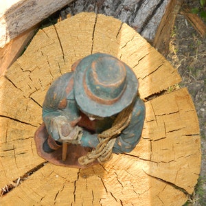 Statue sculpture Le Montagnard des Alpes réalisé en parastone immitation bois polychrome. Marque SIC, signé image 5