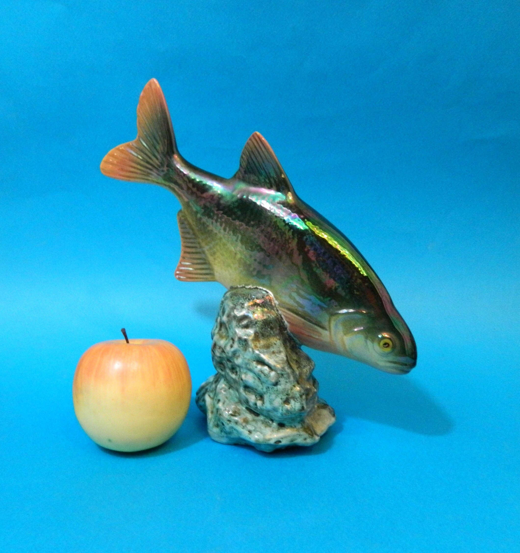 Poisson Carpe sur Roche en Ceramique d'art Vallauris Polychrome Aux Reflets Ultra Brillant Années 50