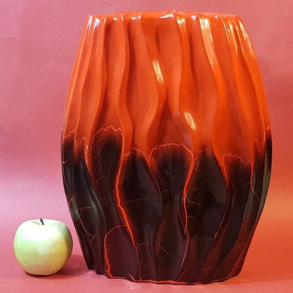 Trés grand vase céramique vernissée ovale vagues ondulées rouge avec un contraste de couleur noire craquelée à sa base 33x26x9Cm 2,3Kg