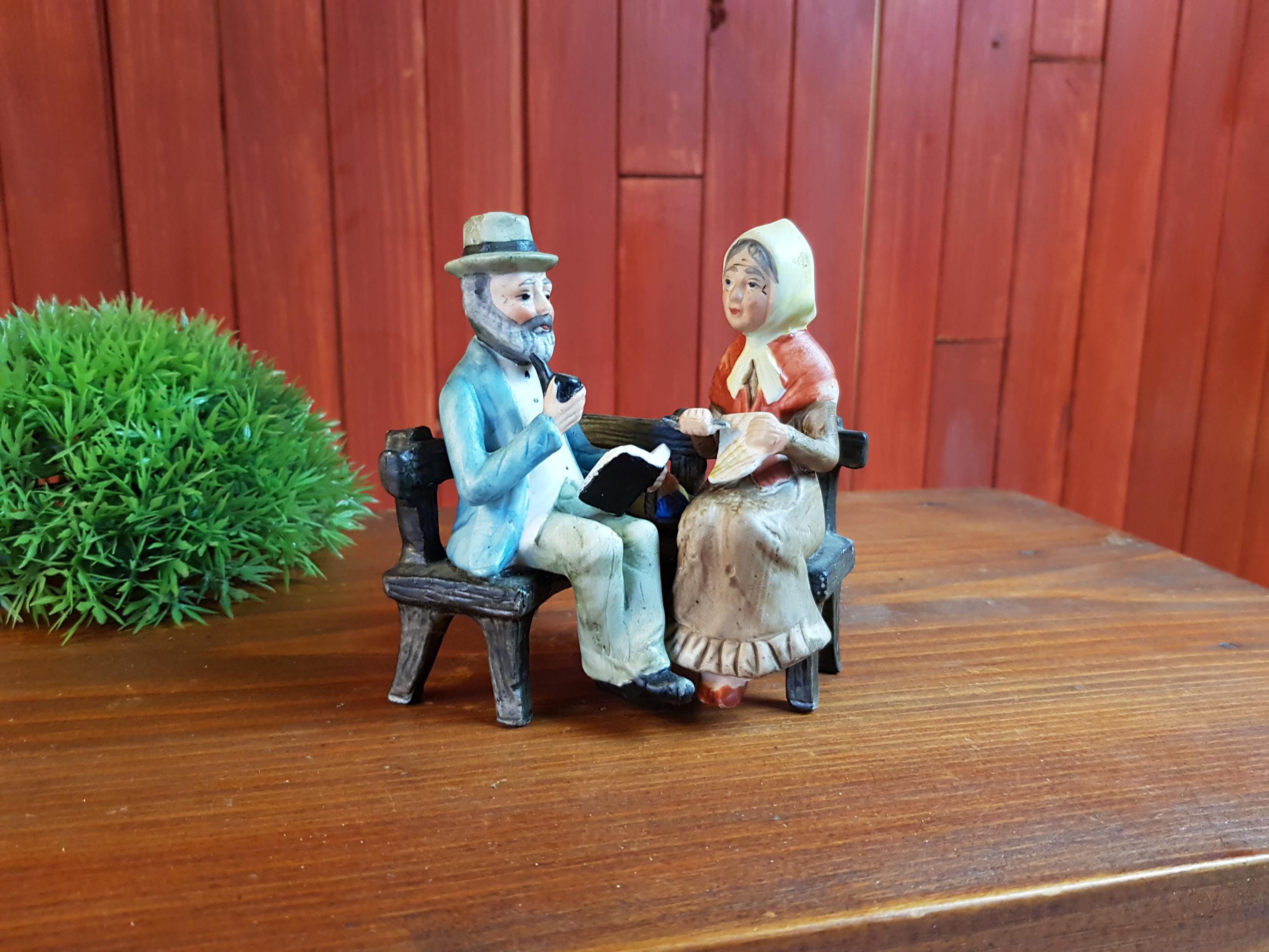 カポディモンテ様式の置物、ベンチに座る祖父母、多色陶器 - Etsy 日本