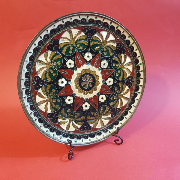 Petite assiette légerement incurvée cuivre et emmaux style Oriental avec crochet de suspension Diametre 19Cm Poids 490Gr travail d'artisan