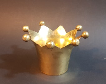 Cache pot cuivre en forme de couronne des rois reines manque une boule sur une extremitée hauteur 8Cm diametre interieur 5,5Cm poids 270g