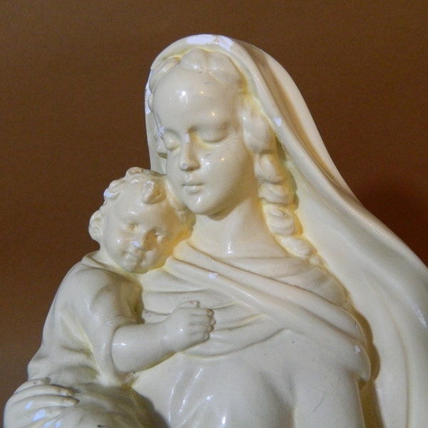 Groot beeld in gelakte plaat De Maagd Maria en het kind Jezus enkele sporen van slijtage van de tijd 39x14x12Cm genummerd gesigneerd gedeponeerd 147