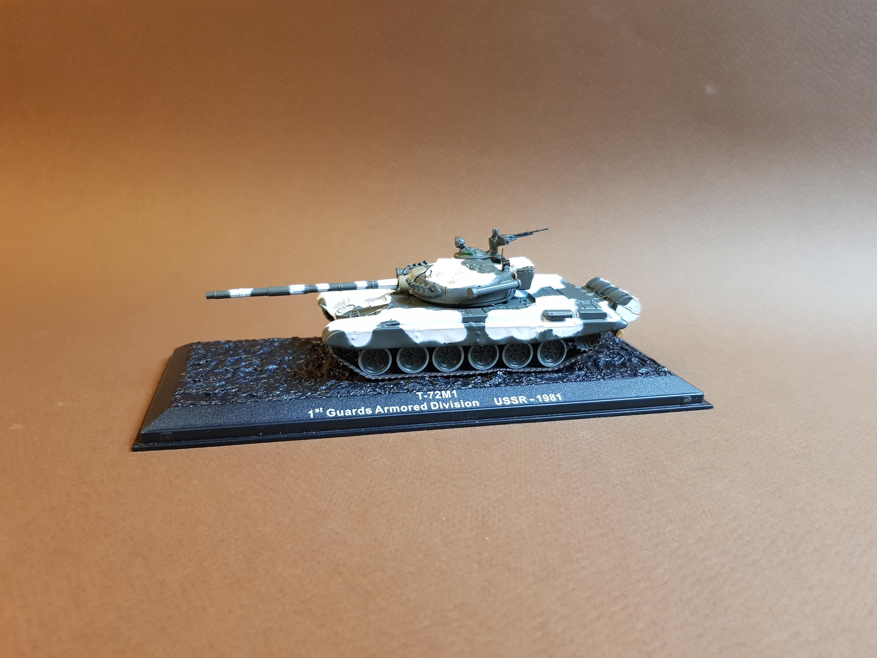 Tank T-72M1 Guards Armored Division USSR 1981 Boite Vitrine Ixo 1