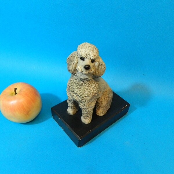 Statue figurine chien Caniche assis gris peint main fabriqué en resine sur socle bois Collection Canine Kingdom 17x13x9Cm 500g