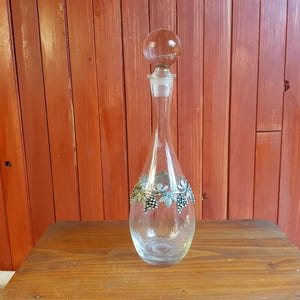 Grande carafe en cristal decanteur de vin plaquage en relief avec vigne de raisins en étain bouchon sphére, 390mm,contenance 1,25L
