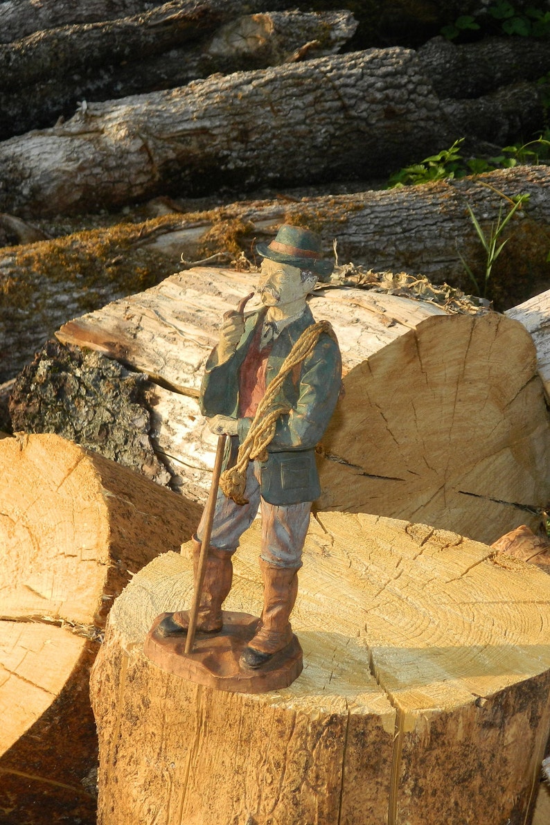 Statue sculpture Le Montagnard des Alpes réalisé en parastone immitation bois polychrome. Marque SIC, signé image 2