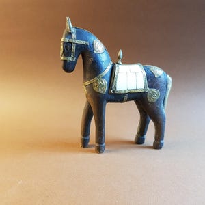 Figurka konia z Marwari, drewno, kość, inkrustacja mosiężna, ręcznie robiona, Indie
