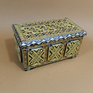 Coffret,boite,bijoux,bois,marqueterie,paille,Tirana,Albanie,motifs géométriques polychrome,vintage 19x10x11cm