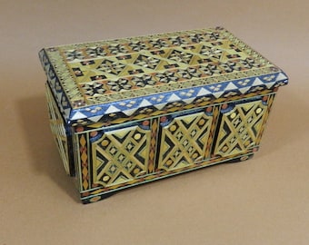 Coffret,boite,bijoux,bois,marqueterie,paille,Tirana,Albanie,motifs géométriques polychrome,vintage 19x10x11cm