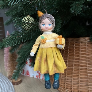 Weihnachtsbaum-Baumwollspielzeug, gesponnene Baumwolle, OOAK-Kunstpuppe, Weihnachtsgeschenk, Erbstückpuppe, Statuen im ländlichen Stil, kleine Baumwollpuppe, Mädchen mit Geschenk