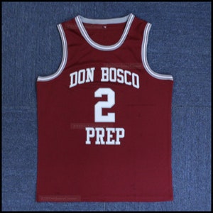 Puede incluir: Una camiseta de baloncesto granate con letras blancas. La camiseta dice "Don Bosco Prep" y tiene el número "2" en la parte delantera.