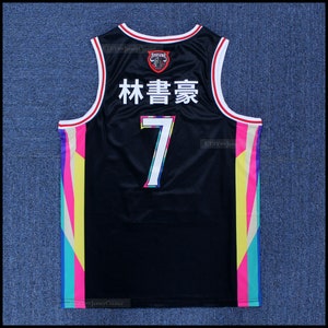 May include: Black basketball jersey with a colorful design on the sides. The back of the jersey has the number "7" and the Chinese characters "林書豪" in white.