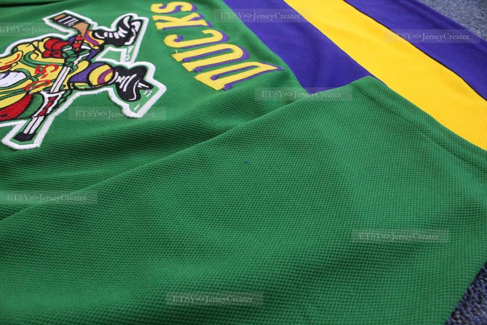 Maillot Hockey Mighty Ducks – Personnalisé #96 Charlie Conway, #99 Adam Banks, #33 Greg Goldberg, #66 Gordon Bombay – Blanc/Vert