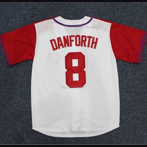 Puede incluir: Camiseta de béisbol blanca con mangas rojas. El nombre "DANFORTH" y el número "8" son rojos. La camiseta tiene una parte delantera abotonada y un cuello azul y rojo.