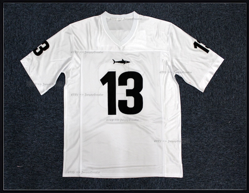 K&ouml;nnte beinhalten: Wei&szlig;es Football-Trikot mit schwarzer Nummer 13 und einem Hai-Logo. Das Trikot hat ein Mesh-Gewebe und ist in Gr&ouml;&szlig;e L.