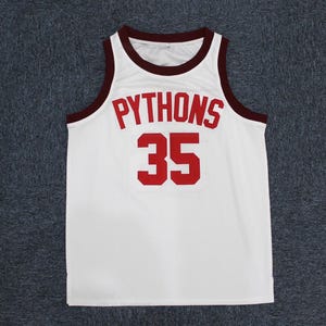 Könnte beinhalten: Weißes Sporttrikot mit bordeauxfarbenen Zierleisten. Das Wort "PYTHONS" ist in roten Blockbuchstaben auf der Brust aufgedruckt, darunter die Nummer "35" in Rot. Das Trikot ist ärmellos.