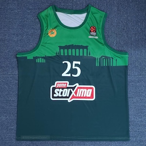 Puede incluir: Camiseta de baloncesto verde y verde oscuro con el n&uacute;mero 25 en blanco. La camiseta presenta logotipos y texto, incluyendo "pame storixima" y "onetearm". Una silueta de edificio est&aacute; impresa.