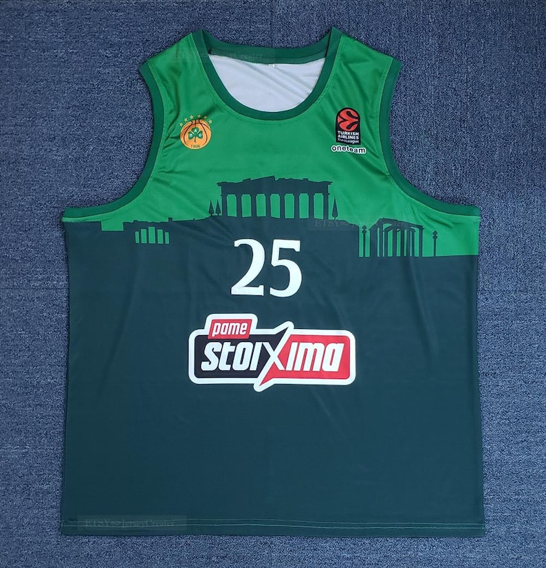 Puede incluir: Camiseta de baloncesto verde y verde oscuro con el n&uacute;mero 25 en blanco. La camiseta presenta logotipos y texto, incluyendo "pame storixima" y "onetearm". Una silueta de edificio est&aacute; impresa.