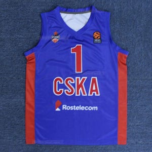Pode incluir: Uma camisa de basquete azul com detalhes vermelhos. A camisa tem o número "1" e a palavra "CSKA" em branco na frente. A palavra "Rostelecom" está impressa abaixo da palavra "CSKA".