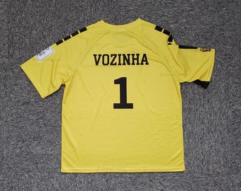 Maglia da calcio Vozinha #1 Capo Verde 'Blue Sharks' da portiere, gialla; nomi personalizzati; taglie per ragazzi, uomini e donne.