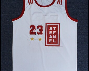 Camiseta de baloncesto del partido de exhibición n.º 23 de Stefanel Trieste 1985, blanca, cosida en Trieste; nombre personalizado en talla juvenil o adulta