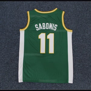 Puede incluir: Camiseta de baloncesto verde con ribetes blancos y el nombre "Sabonis" y el número "11" en la espalda.
