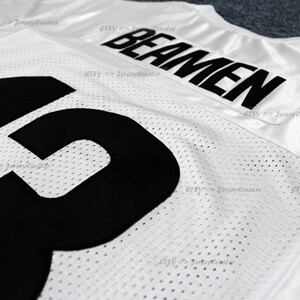 K&ouml;nnte beinhalten: Wei&szlig;es Football-Trikot mit schwarzem Mesh-Gewebe und der Nummer 13 auf der Vorderseite. Der Name "Beamen" ist auf der R&uuml;ckseite des Trikots aufgedruckt.