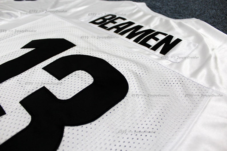K&ouml;nnte beinhalten: Wei&szlig;es Football-Trikot mit schwarzem Mesh-Gewebe und der Nummer 13 auf der Vorderseite. Der Name "Beamen" ist auf der R&uuml;ckseite des Trikots aufgedruckt.