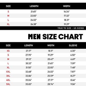 Może przedstawiać: Czarno-biała tabela rozmiar&oacute;w odzieży z dwiema sekcjami zatytułowanymi YOUTH SIZE CHART oraz MEN SIZE CHART. Tabele zawierają rozmiary od S do XL dla młodzieży oraz od XS do 6XL dla dorosłych, podając długość, szerokość i długość rękawa w calach.