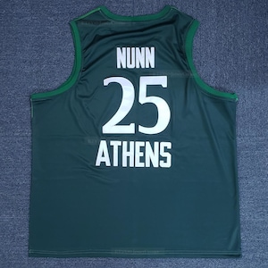 Puede incluir: Camiseta de baloncesto verde oscuro con letras y n&uacute;meros blancos. La camiseta presenta el nombre "NUNN" encima del n&uacute;mero "25" y la palabra "ATHENS" debajo. El ribete es de color verde claro.