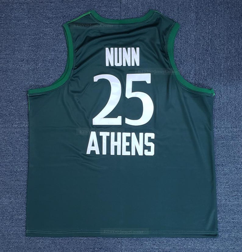 Puede incluir: Camiseta de baloncesto verde oscuro con letras y n&uacute;meros blancos. La camiseta presenta el nombre "NUNN" encima del n&uacute;mero "25" y la palabra "ATHENS" debajo. El ribete es de color verde claro.