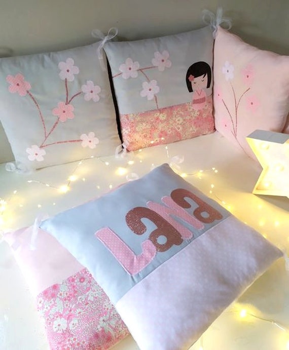 Tour de Lit 6 Coussins Personnalisé Thème Kokeshi & Fleurs Cerisier/Liberty Fleurs, Rose Poudre, Gri