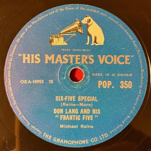 Può includere: Un disco in vinile vintage con un'etichetta blu con la scritta "HIS MASTER'S VOICE" e un logo di un cane che ascolta un grammofono. Il disco è intitolato "SIX-FIVE SPECIAL" di Don Lang and His "Frantic Five".