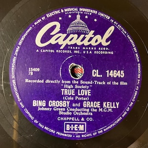 Könnte beinhalten: Ein vintage violettes Capitol Records Vinyl-Schallplattenlabel mit dem Lied True Love von Bing Crosby und Grace Kelly aus dem Film High Society. Das Label enthält das Capitol-Logo, die Katalognummer CL. 14645 und Angaben zu Cole Porter.