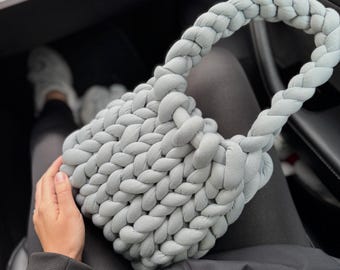 Bolso acolchado de punto grueso hecho a mano: voluminoso bolso trenzado suave, un acogedor monedero gris, un regalo único para ella.