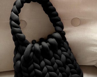 Bolso acolchado de punto grueso hecho a mano: voluminoso, suave y trenzado, bolso negro acogedor, un regalo único para ella.