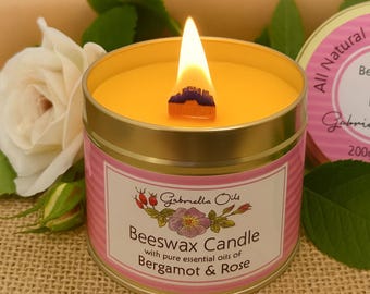 Bougie entièrement naturelle à la cire d'abeille, bergamote et rose. Double mèche en bois. Huiles essentielles.